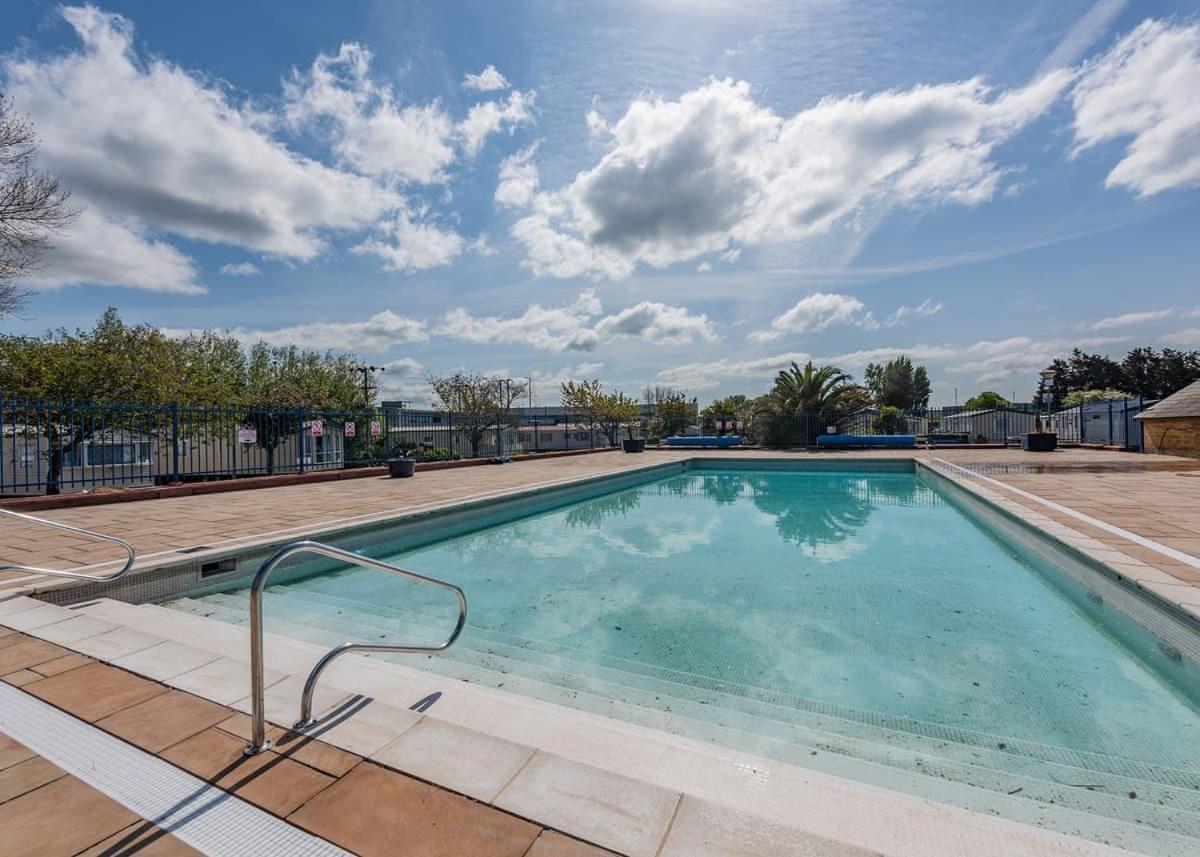 Riverside Caravan Holiday Park บอกเนอร์รีจิส ภายนอก รูปภาพ